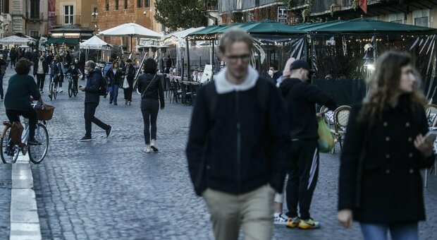 Nel Lazio ci sono 8.133 nuovi positivi, 4.067 a Roma. D'Amato: «Incidenza settimanale ridotta del 20%»
