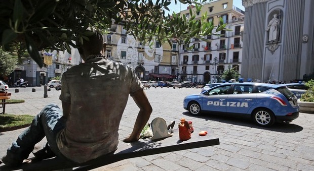 Napoli, offensiva anticrimine, circondato un palazzo: raffica di perquisizioni