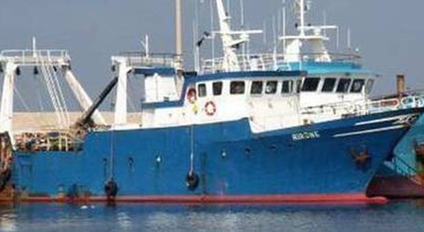 Tunisia, peschereccio italiano sequestrato non può fare ritorno: marinai bloccati a Sfax