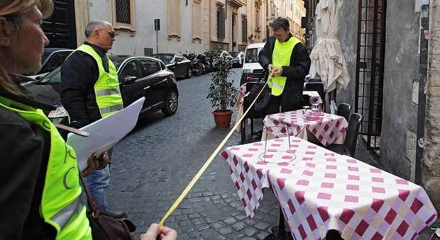 Blitz di carabinieri e vigili urbani nel cuore di Roma contro il tavolino selvaggio: multe e sequestri