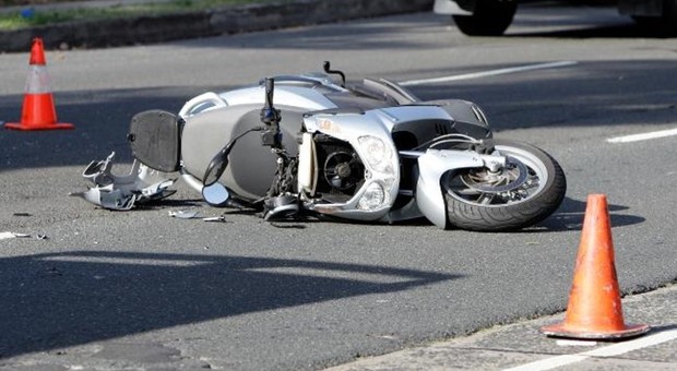 Tragico scontro auto-scooter fuori dal casello: morta una donna