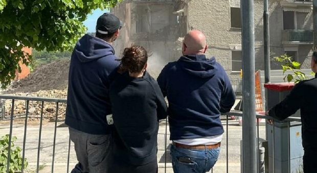 Macerata, la seconda giornata di demolizioni: tantissimi curiosi in via Pantaleoni