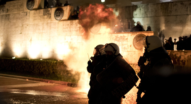 Grecia, scontri al Parlamento: rabbia e proteste contro la riforma degli scioperi. Tsipras: "Siamo quasi liberi dalla Troika"