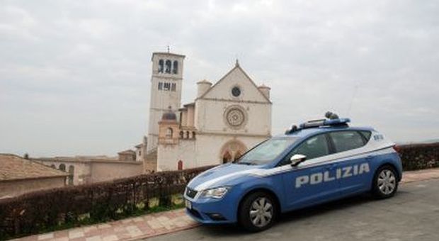 Assisi, aggredisce la moglie davanti ai figli minorenni: in azione la polizia. Ecco cosa è accaduto