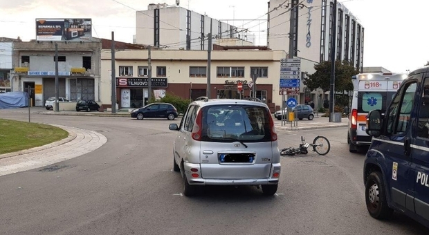 Paura a Lecce, ciclista investito nel traffico