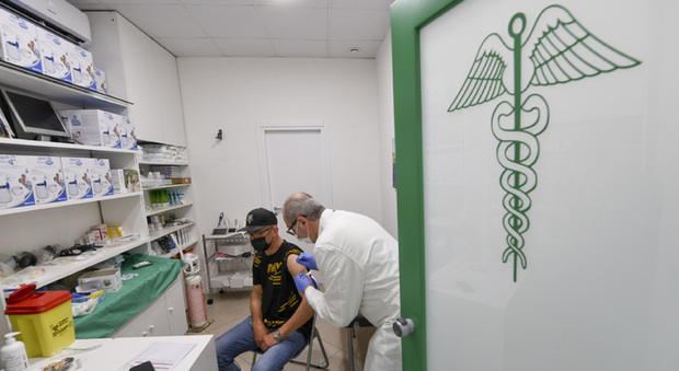 Vaccini Pfizer in farmacia a Napoli, pronte le prime 50: basta la carta d'identità