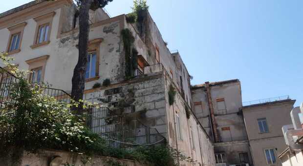 Napoli, l'istituto Martuscelli abbandonato: «Un concerto al San Carlo per i lavori»