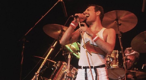 Freddie Mercury, i cimeli del cantante dei Queen finiscono all'asta: dal pianoforte a coda al pettine per i baffi
