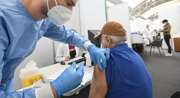 Covid, Ema: «I nuovi vaccini approvati sono efficaci contro la variante Eris»