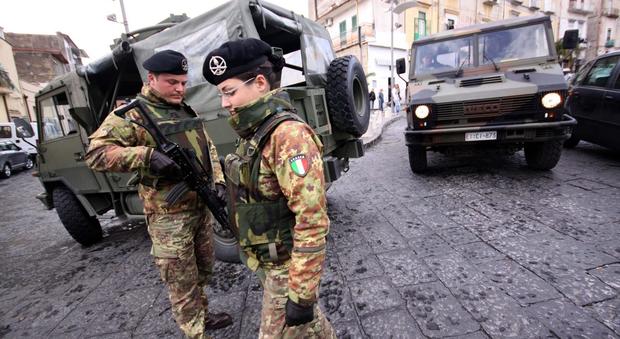 Camorra, il ministro Alfano: «Mandare l'esercito a Napoli». Cosa ne pensi? Commenta