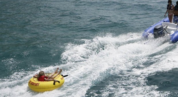 Cade in mare, 17enne a rischio paralisi: indagini su responsabilità