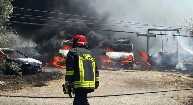 Grave incendio ad Albano: camion distrutti e strade chiuse