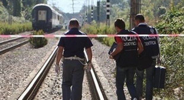Raccoglie gli asparagi accanto alla linea ferroviaria: travolto e ucciso dal treno
