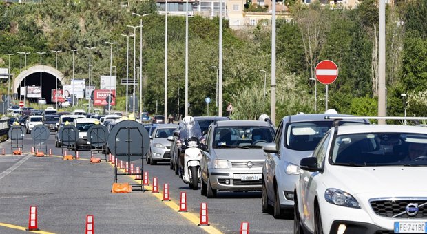 Roma, traffico sceso del 46 per cento: nella fase 2 c'è ancora poca gente in strada