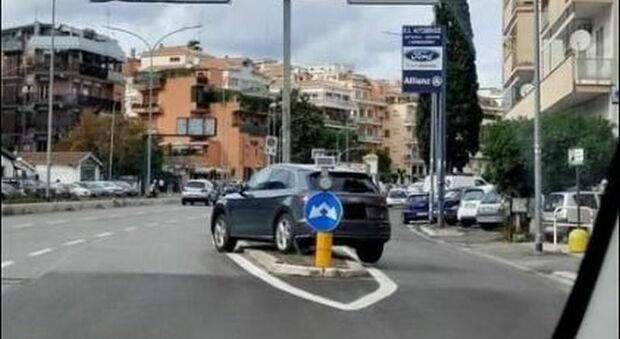 Roma, l'auto a Corso Francia e quel "diritto" dei romani di parcheggiare come viene