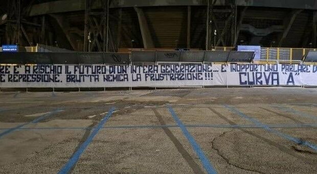 Napoli, altro striscione al San Paolo: «È inopportuno parlare di calcio»