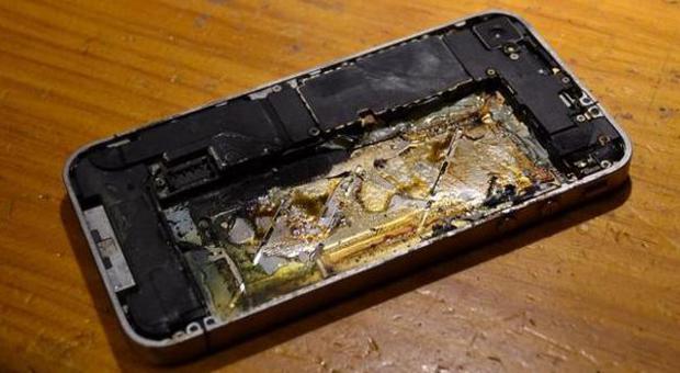 Un sito consiglia di ricaricare l'iPhone nel microonde: alcuni utenti ci cascano, bruciati migliaia di cellulari