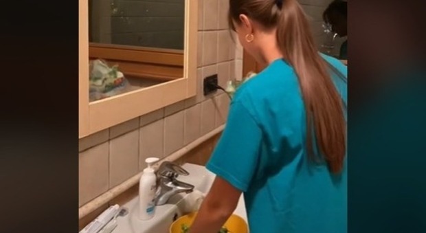 Affittano casa a Milano, ma è senza cucina: studenti lavano piatti nella vasca da bagno