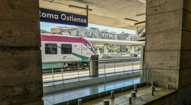 Roma, uomo travolto dal treno in corsa: giallo alla stazione Ostiense. Forse era già morto quando è stato investito