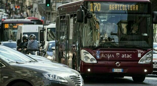 Sciopero trasporti 15 dicembre, orari e fasce di garanzia: a Roma stop per 4 ore, a Napoli doppia agitazione