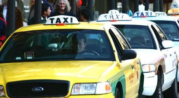 Taxi in fila (archivio)