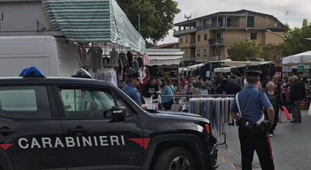 Blitz al mercato: ambulanti abusivi allontanati dai carabinieri