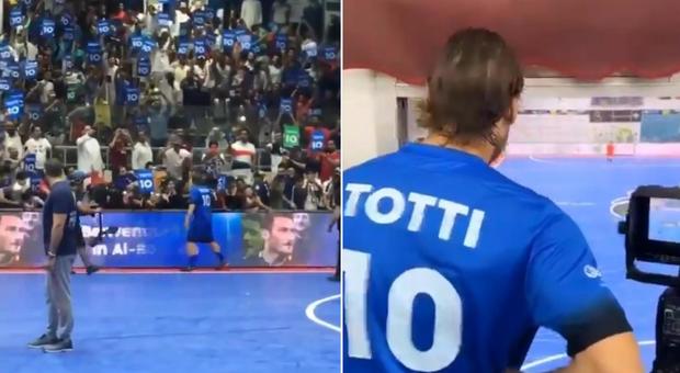 Francesco Totti al torneo di futsal in Kuwait, l'epic fail degli organizzatori: al suo ingresso parte l'inno di Forza Italia