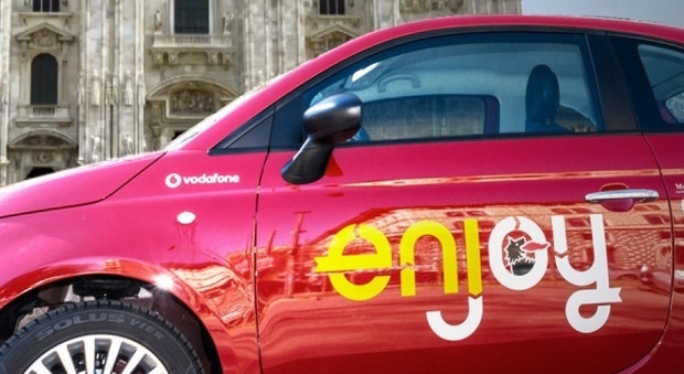 Car sharing, truffa a Milano: auto Enjoy noleggiate con falsi account (anche di minorenni), 70 indagati