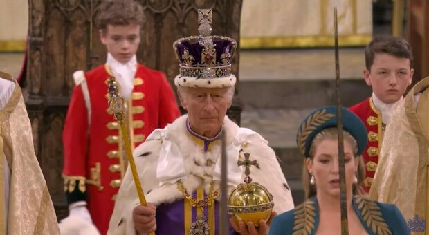 Re Carlo, la scena imbarazzante con la corona in diretta tv: cosa è successo