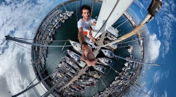 Elia Favaro sta attraversando l’oceano Atlantico in barca a vela in solitaria