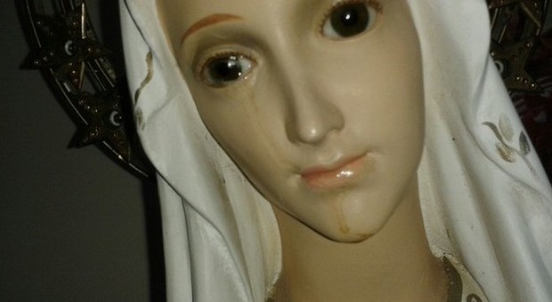 Accade in Campania, i fedeli: "La statua della Madonna piange"
