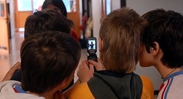 Senigallia, filma in aula con l’iPhone il fondoschiena della professoressa