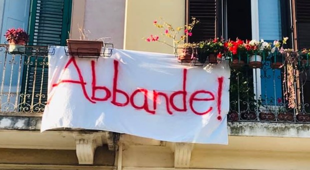 Un “Abbande” dai balconi: tutti gli striscioni per Salvini