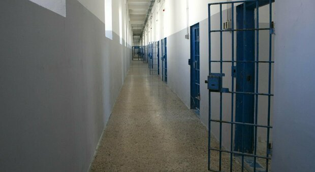In carcere smartphone e microtelefonini: sequestrati da Penitenziaria a Salerno