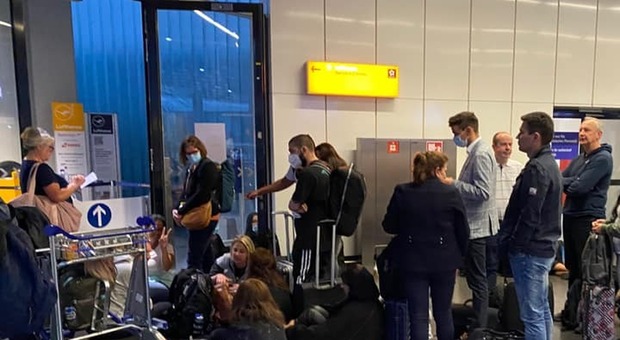 I passeggeri bloccati a Francoforte