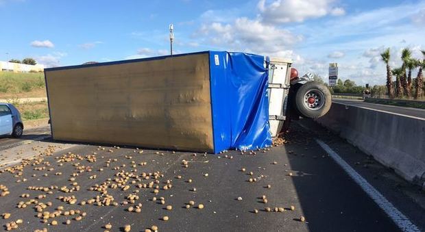 Pontina nel caos: si ribalta camion carico di kiwi, strada chiusa