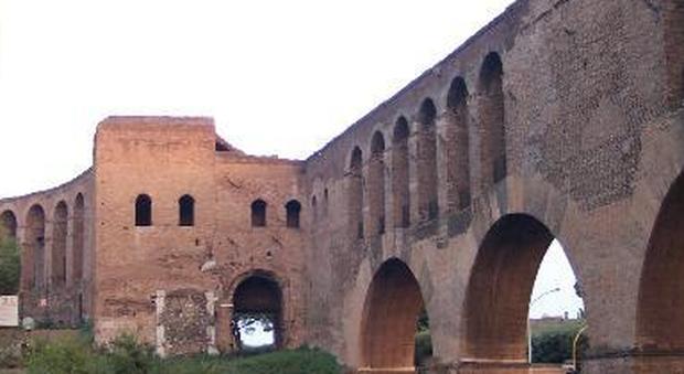 Roma, covo di ladri di rame smantellato dai vigili nelle mura aureliane