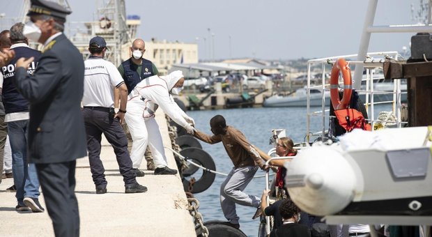 Migranti, 11 positivi al Covid sbarcati a Pozzallo: tutto il gruppo in isolamento