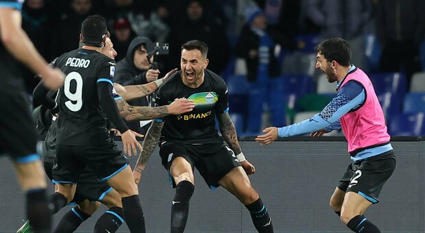 Napoli-Lazio 0-1, impresa al Maradona: Vecino trascina i biancocelesti al 2° posto. Sarri: «Speriamo di aver preso la strada giusta»