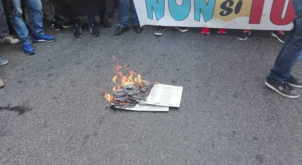Napoli, copia del Mattino bruciata durante la protesta dei tassisti