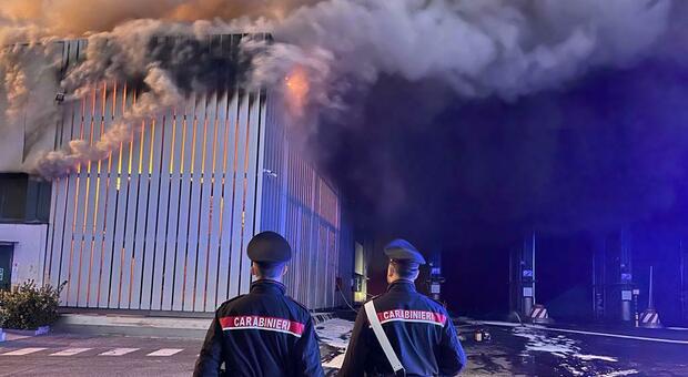 Incendio Malagrotta, a fuoco impianto dei rifiuti: colonna di fumo visibile da diversi chilometri di distanza