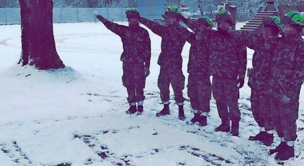 Sei soldati fanno il saluto nazista davanti a una svastica disegnata sulla neve: bufera in Svizzera