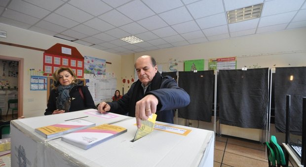 Elezioni2018, Bersani al voto infila direttamente la scheda nell'urna