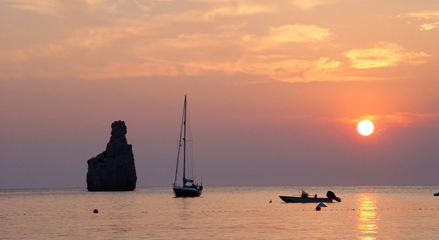 Il tramonto da Playa Benirras a Ibiza (foto di Illes Balears)