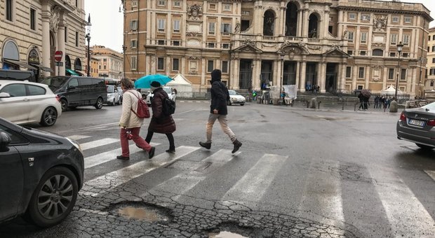 Roma, strisce e cartelli sbiaditi: un incidente su tre è colpa della segnaletica