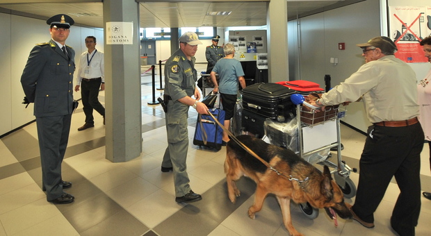 Bloccata all'aeroporto con 790.000 euro nascosti nel bagaglio