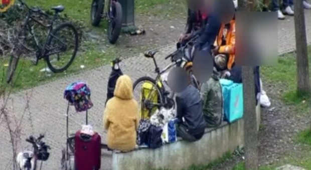 Monza, banda spaccia al parco tra i giochi dei bambini