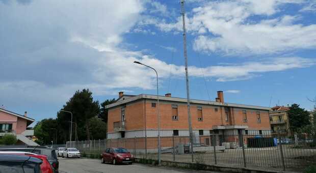 Pesaro, antenna di 25 metri troppo vicina all'asilo. Si firma per farla rimuovere