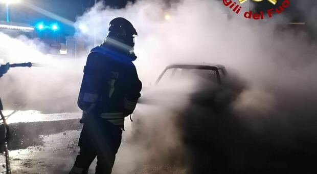 Ancora incendi nella notte: distrutte tre auto nel Salento