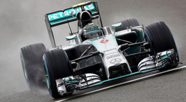 La Mercedes di Nico Rosberg sulla pista bagnata di Silverstone